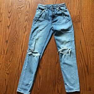 AMERICAN EAGLE RIPPED JEANS